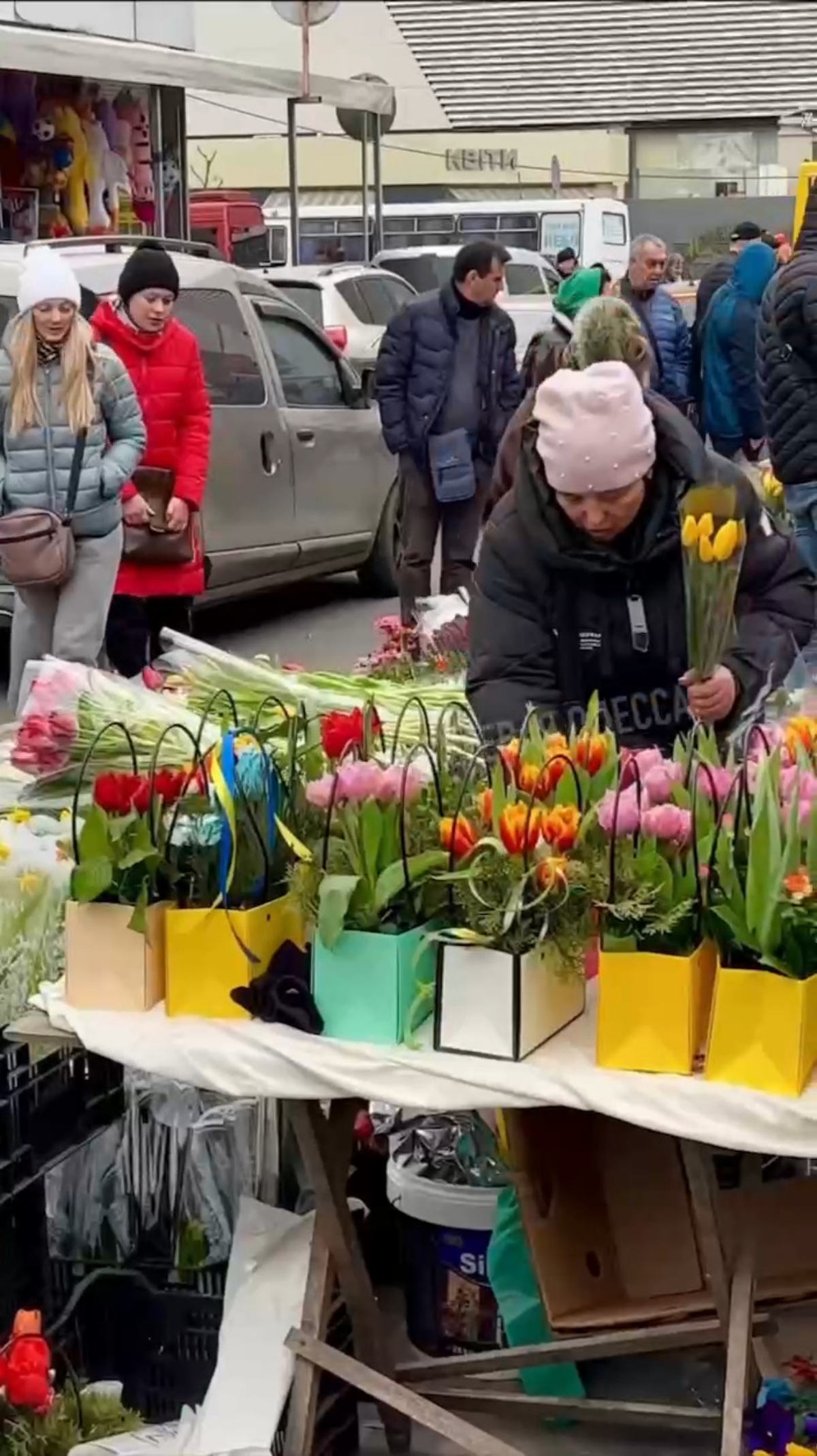8 марта в одессе "бум цветов". Кадр из видео